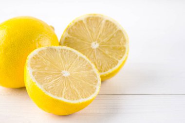 Tahta bir arka planda limon ve limon