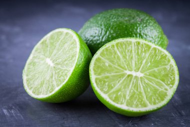 limon ve limes gri bir arka plan üzerinde