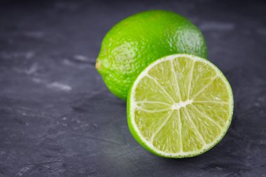 limon ve limes gri bir arka plan üzerinde