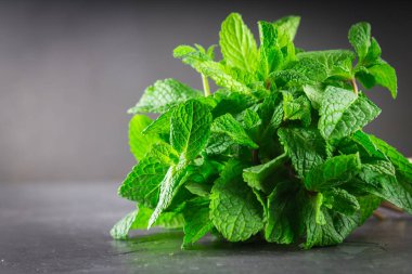 Gri bir arka plan üzerinde sicim ile a demet-in nane bağlı