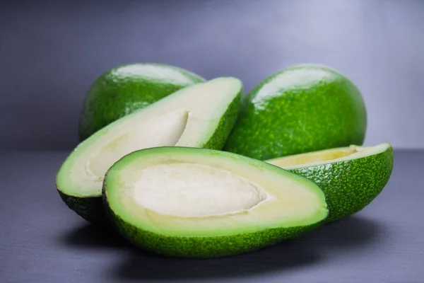 Avocado auf grauem Hintergrund — Stockfoto