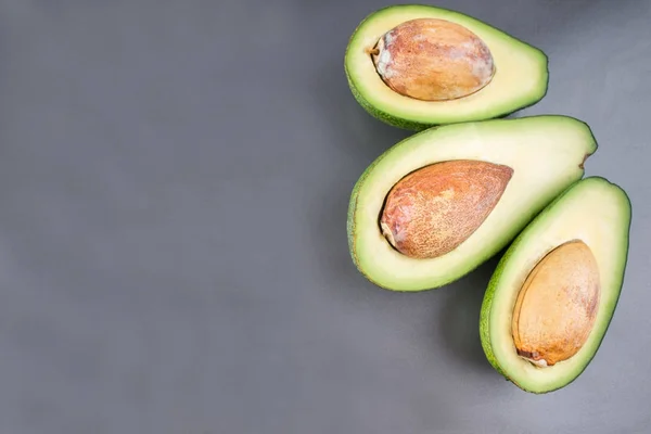 Avocado auf grauem Hintergrund — Stockfoto