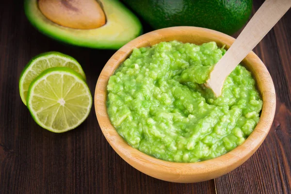 Avocado Guacamole on molcajete real Mexican traditional procedur — Stock Photo, Image