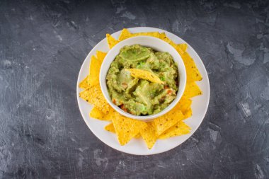 Nacho guacamole üzerinde gri bir arka plan ile
