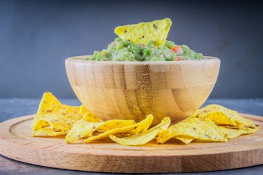 Nacho guacamole üzerinde gri bir arka plan ile