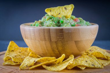 Nacho guacamole üzerinde gri bir arka plan ile