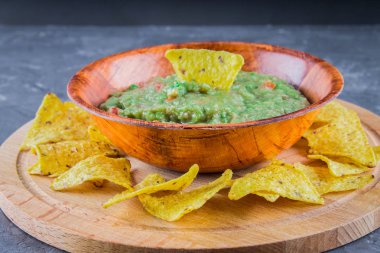 Nacho guacamole üzerinde gri bir arka plan ile