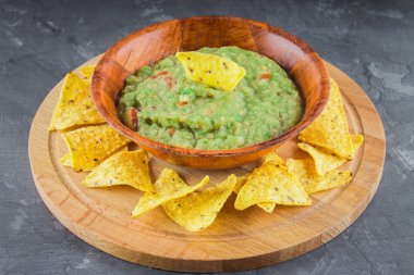 Nacho guacamole üzerinde gri bir arka plan ile