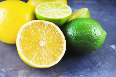 limon ve limes gri bir arka plan üzerinde
