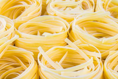 Makarna Tagliatelle yemek için lezzetli taze renkli malzemeler