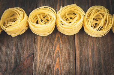 Makarna Tagliatelle yemek için lezzetli taze renkli malzemeler