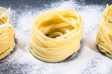 Makarna Tagliatelle yemek için lezzetli taze renkli malzemeler