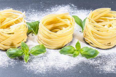 Makarna Tagliatelle yemek için lezzetli taze renkli malzemeler
