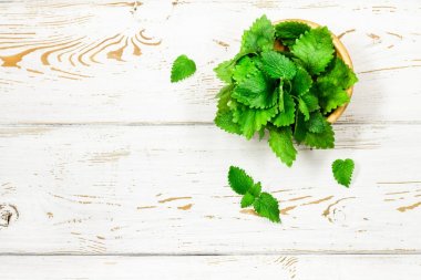 Melissa kadar yüksek detaylı yakın çekim vintage bir beyaz tahta masaya vurdu. seçici odak
