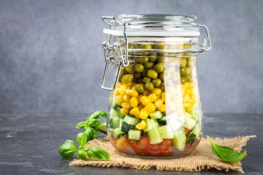 Sağlıklı ev yapımı salata sebze, salatalık, domates, bezelye ve Mısır - sağlıklı diyet, Detoks, saf gıda veya vejetaryen kavramı ile bir kavanoz içinde