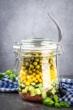 Sağlıklı ev yapımı salata sebze, salatalık, domates, bezelye ve Mısır - sağlıklı diyet, Detoks, saf gıda veya vejetaryen kavramı ile bir kavanoz içinde