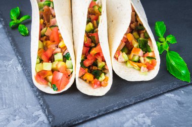 Et ve sebze ahşap arka plan üzerinde ile geleneksel Meksika tacos