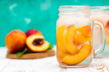 Olgun şeftali ile ev yapımı Buzlu limonata. Bir mason kavanoza taze şeftali buzlu çay.