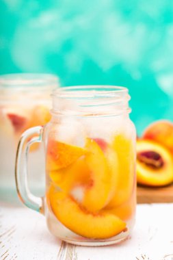 Olgun şeftali ile ev yapımı Buzlu limonata. Bir mason kavanoza taze şeftali buzlu çay.