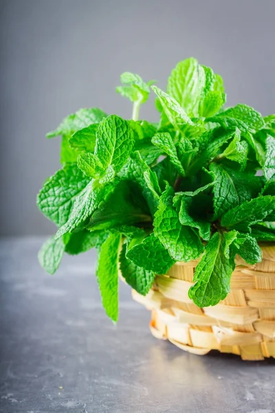 Yeşil gri bir arka plan üzerinde bir sepet içinde nane