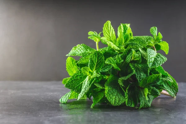 Gri bir arka plan üzerinde sicim ile a demet-in nane bağlı