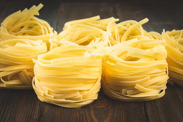 Pyszne świeże składniki kolorowe do gotowania makaronu Tagliatelle — Zdjęcie stockowe