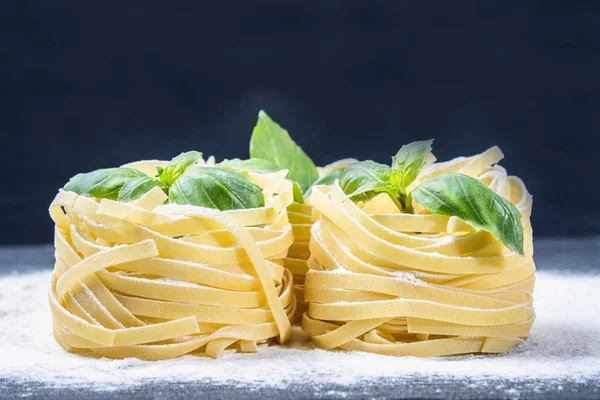 Sabrosos ingredientes coloridos frescos para cocinar pasta Tagliatelle — Foto de Stock