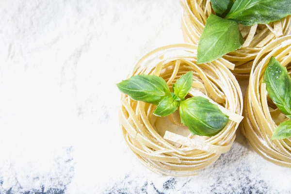 Makarna Tagliatelle yemek için lezzetli taze renkli malzemeler