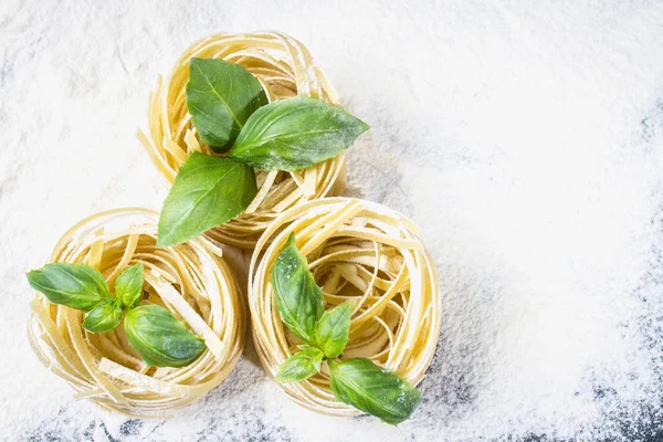 Makarna Tagliatelle yemek için lezzetli taze renkli malzemeler
