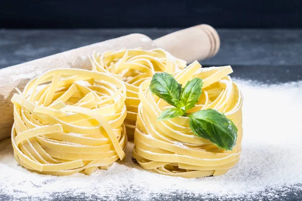 Makarna Tagliatelle yemek için lezzetli taze renkli malzemeler