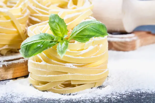 Makarna Tagliatelle yemek için lezzetli taze renkli malzemeler