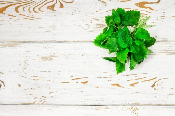 Melissa kadar yüksek detaylı yakın çekim vintage bir beyaz tahta masaya vurdu. seçici odak