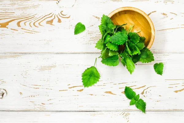 Melissa kadar yüksek detaylı yakın çekim vintage bir beyaz tahta masaya vurdu. seçici odak