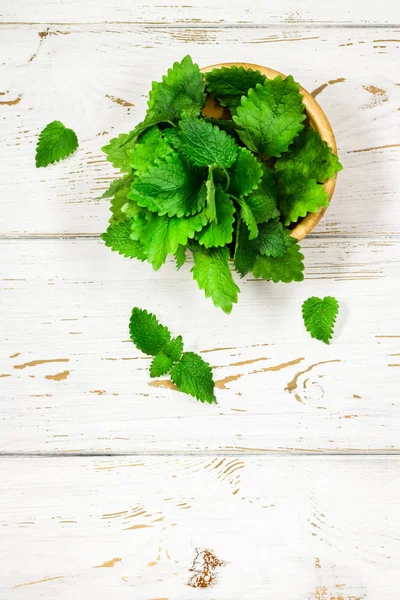 Melissa kadar yüksek detaylı yakın çekim vintage bir beyaz tahta masaya vurdu. seçici odak