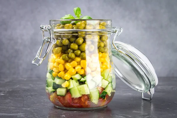 Sağlıklı ev yapımı salata sebze, salatalık, domates, bezelye ve Mısır - sağlıklı diyet, Detoks, saf gıda veya vejetaryen kavramı ile bir kavanoz içinde
