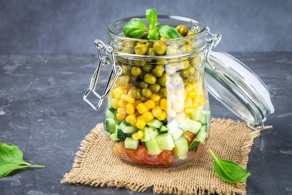 Sağlıklı ev yapımı salata sebze, salatalık, domates, bezelye ve Mısır - sağlıklı diyet, Detoks, saf gıda veya vejetaryen kavramı ile bir kavanoz içinde