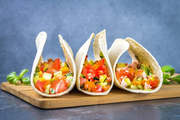 Traditionele Mexicaanse taco's met vlees en groenten op houten achtergrond — Stockfoto