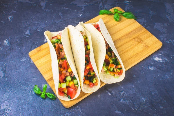 Et ve sebze ahşap arka plan üzerinde ile geleneksel Meksika tacos