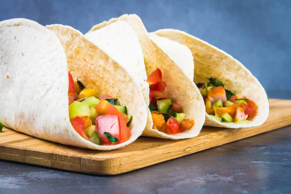 Et ve sebze ahşap arka plan üzerinde ile geleneksel Meksika tacos