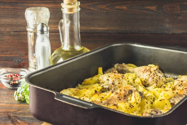 Kimyon ve sarımsak ile patates ile kavrulmuş tavuk budu.