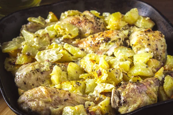 Kimyon ve sarımsak ile patates ile kavrulmuş tavuk budu.