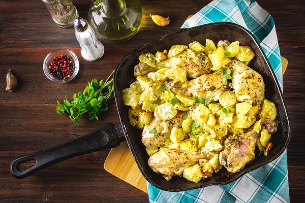 Kimyon ve sarımsak ile patates ile kavrulmuş tavuk budu.