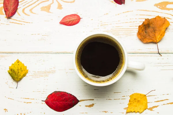 Горщик гарячої кави восени встановлюється на дерев'яний стіл з в'язаним шарфом, светром. Комфорт, тепло, затишок . — стокове фото