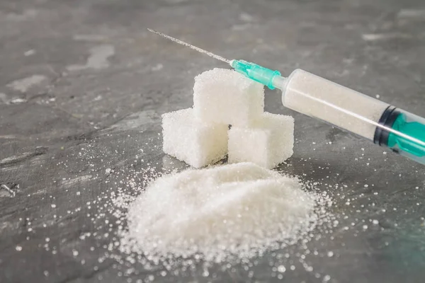 Bir şırıngada şekerim. Tatlı olan bağımlılığını kavramsal gösterimi. Şeker bir ilaçtır. Enjeksiyon tatlılar.