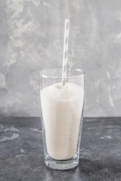 Glas mit Zucker Sand ist eine ungesunde Ernährung. Zuckergehalt in süßer Limonade. — Stockfoto