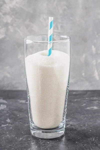 Glas mit Zucker Sand ist eine ungesunde Ernährung. Zuckergehalt in süßer Limonade. — Stockfoto