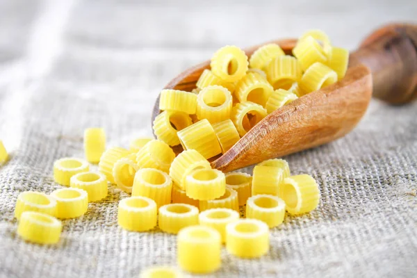 Macarrones Ditalini. Anillos de pasta. Tubettini y dedal. Anellini. . — Foto de Stock