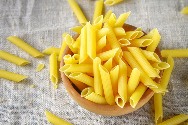 Penne rigate. Maccheroni sotto forma di piume. mostaccioli pasta — Foto Stock
