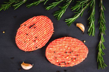 Ham Burger biberiye ve sarımsak ile kayrak bir gemide. Brown woo