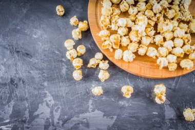 gri bir arka plan üzerinde patlamış mısır